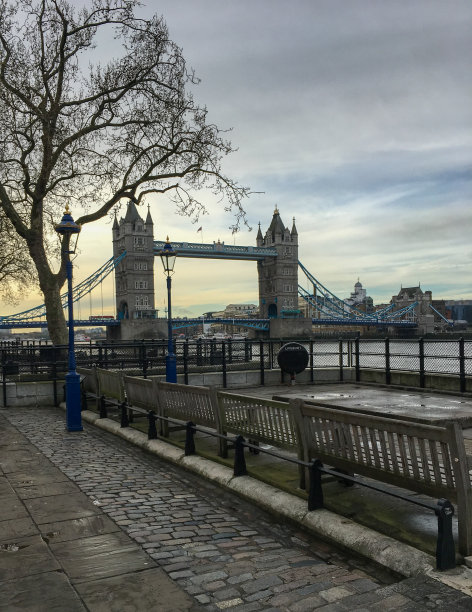 塔桥在寒冷的一天图片下载