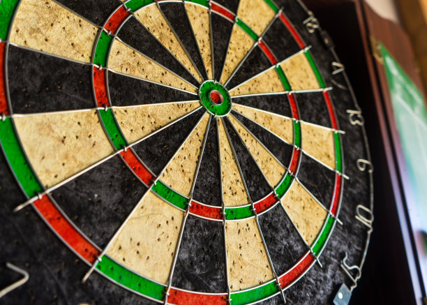 近距离的照片与金属数字围绕边缘的飞镖图片下载