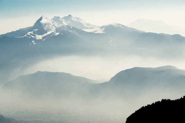 壮观的山脉轮廓和山谷中的雾。从Corno di Tres山顶，Tresner Horn到Cima Paganella。特伦蒂诺，南蒂罗尔，阿尔卑斯山，意大利。图片下载