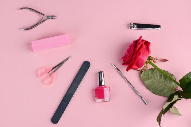 美甲工具和红玫瑰。修指甲的艺术图片下载