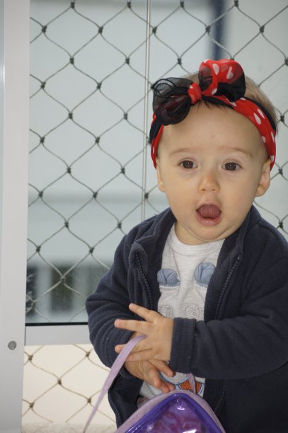 公寓阳台上的漂亮宝宝，图片下载