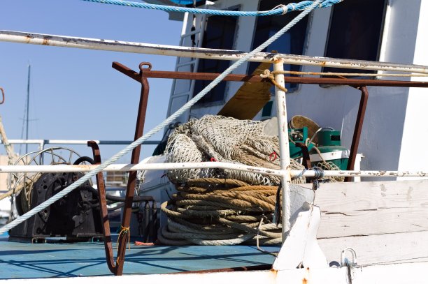 一艘旧白色渔船上的渔具和物品(意大利，欧洲，Pesaro)图片下载