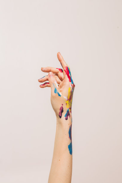 特写女子艺术家的手在颜料孤立的白色背景。艺术博客或女性博客的彩色照片图片下载