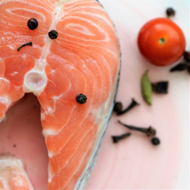 三文鱼排和樱桃番茄图片下载
