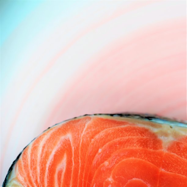 盘中的新鲜三文鱼排图片下载