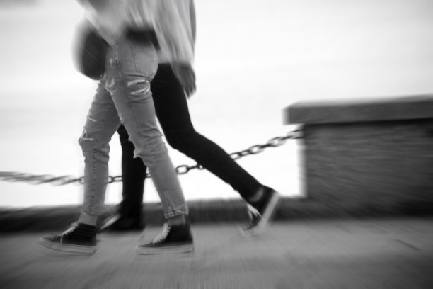 年轻的情侣走路，模糊的动作。图片下载