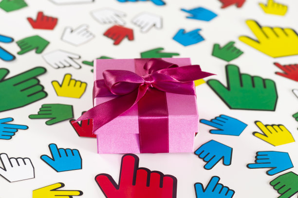 白色背景上的彩色礼品盒特写镜头图片下载