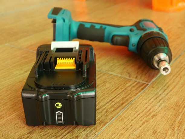 电芯用于钻螺丝刀和钻螺丝刀。图片下载