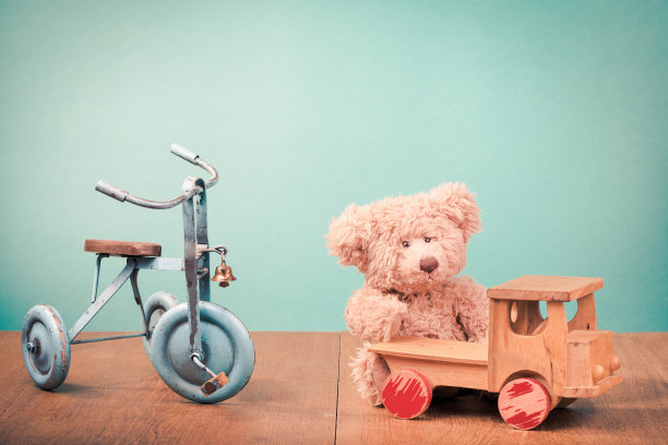老式复古儿童玩具:自行车，玩具熊，木制汽车。复古风格滤镜照片图片下载