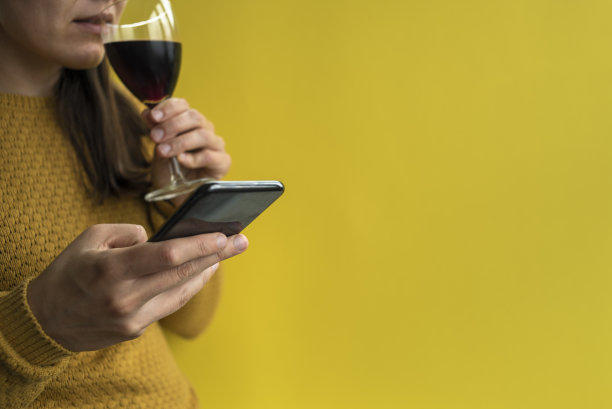 用电话和喝红酒的女人图片下载