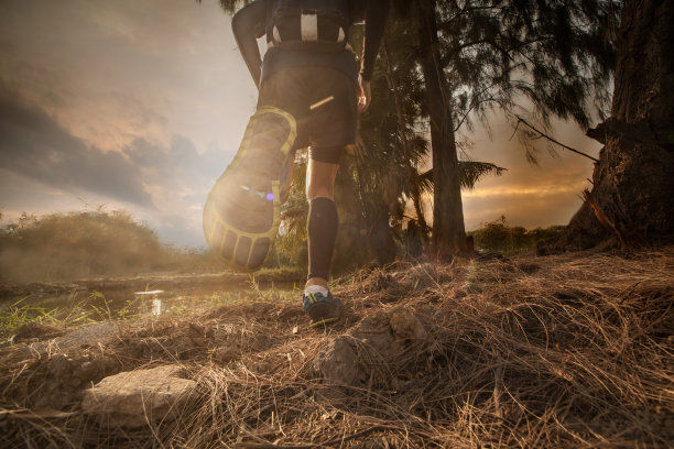 小道跑步图片下载