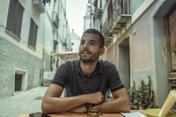 意大利老城咖啡馆里的帅哥游客图片下载