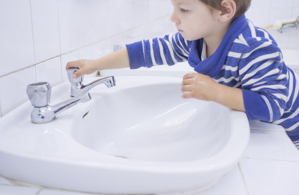 3岁男孩在适应学校水槽洗手图片下载