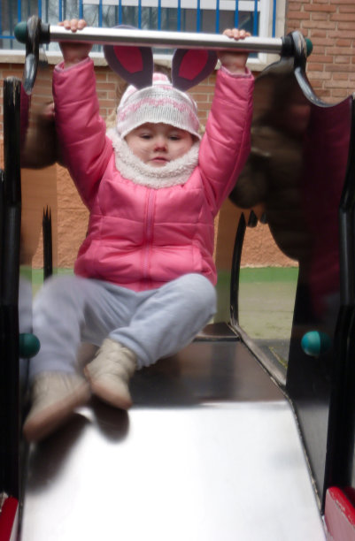 小女孩乔装玩滑梯图片下载