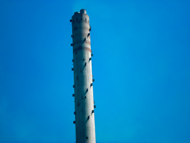 工厂烟囱排放烟雾，工业烟烟囱，高大的工业工厂烟囱烟囱通风释放烟雾和蒸汽隔离在蓝天背景。图片下载