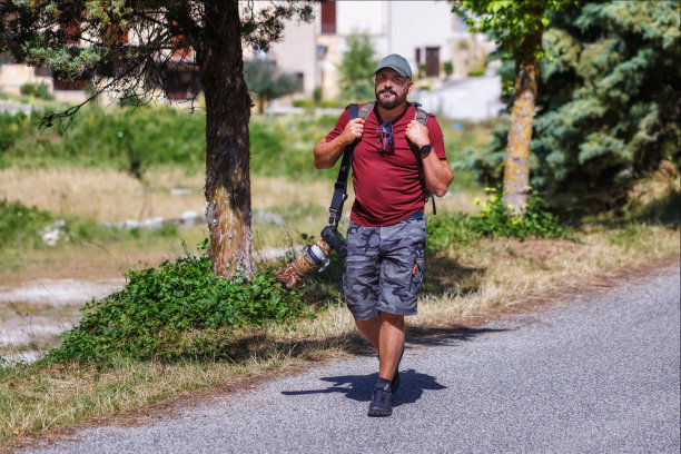自然摄影师探索一条山路。图片下载