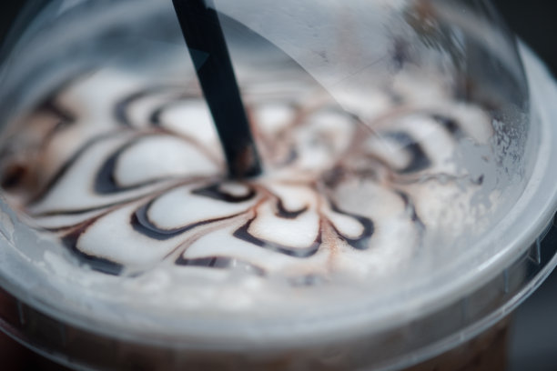 在美味的冰摩卡咖啡上的牛奶泡沫上的美丽艺术。又一个夏季饮料菜单。近距离和俯视图照片图片下载