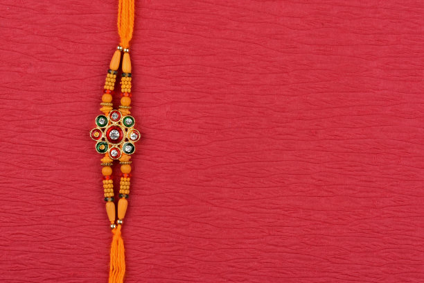 印度节日Raksha bandhan，有kumkumi，大米和鲜花的rakhi图片下载