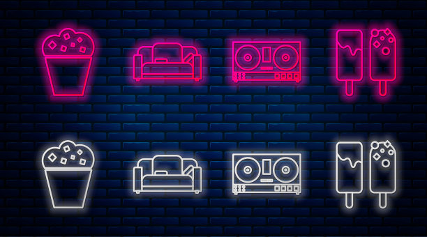 沙发，DJ遥控器播放和混合音乐，爆米花纸盒和冰淇淋。砖墙上发光的霓虹灯图标。向量图片下载