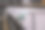 在工具和配件商店的架子上，集中在塑料盒子里的白色银色螺丝。图片下载