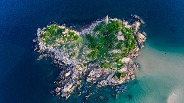位于越南心形岛屿上的克嘎灯塔。无人机航拍照片图片下载
