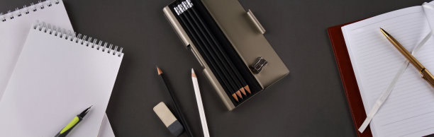 全景与铅笔，记事本和笔记本在一个灰色的背景图片下载