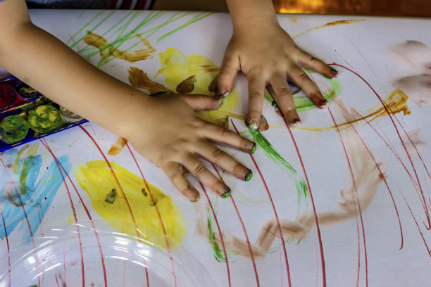 白色背景上凌乱的手。图片下载