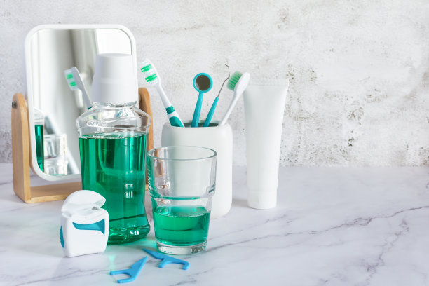 一套牙科卫生用品在白色大理石桌上。图片下载