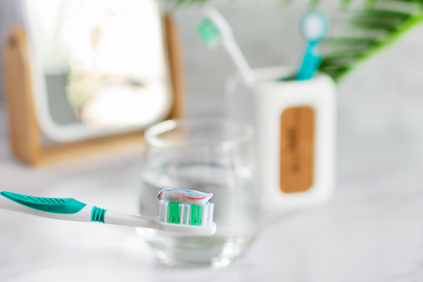 牙刷用牙膏放在浴室的桌子上，再加一杯水。图片下载