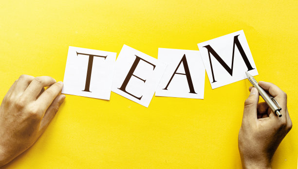 有商务报告，眼镜，钢笔和计算器的办公桌。滑块。团队图片下载