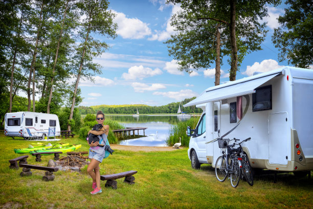 在波兰度假-在湖边休息图片下载