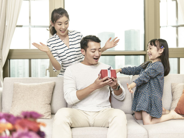 亚洲小女孩给爸爸送礼物图片下载