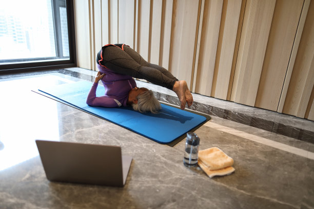 老年妇女在家锻炼图片下载