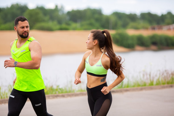 运动的男孩和女孩在时尚的运动服在自然中跑步，照片为博客和广告的运动和健康的生活方式图片下载