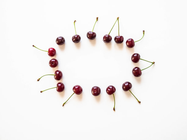 白色背景上有成熟的大樱桃。天然夏季食物背景。创意美食夏日布局。前视图。本空间图片下载