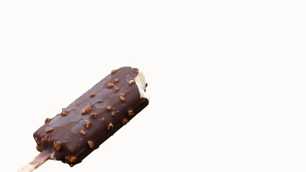 白色背景上孤立的巧克力冰淇淋图片下载