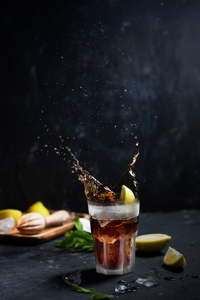 古巴利布或长岛冰鸡尾酒与烈酒，可乐，柠檬和冰块在玻璃杯中，溅图片下载