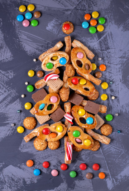 由不同的饼干，华夫饼和糖果制成的圣诞树图片下载