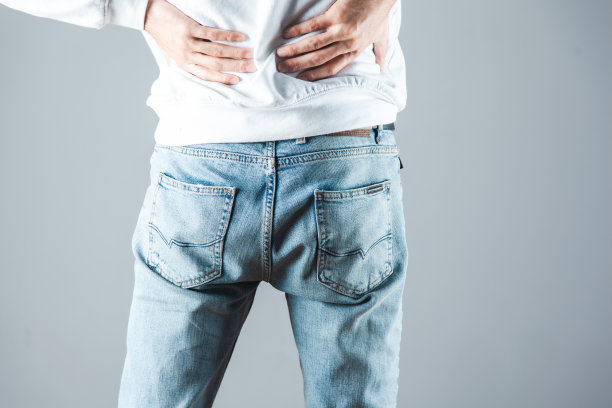 男人手在背疼图片下载