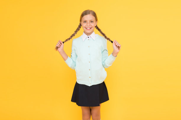 教育活动。在家教育或访问正规学校。学习的效率。可爱的女学生。快乐的女生。女学生快乐的微笑瞳长头发。学年开始图片下载