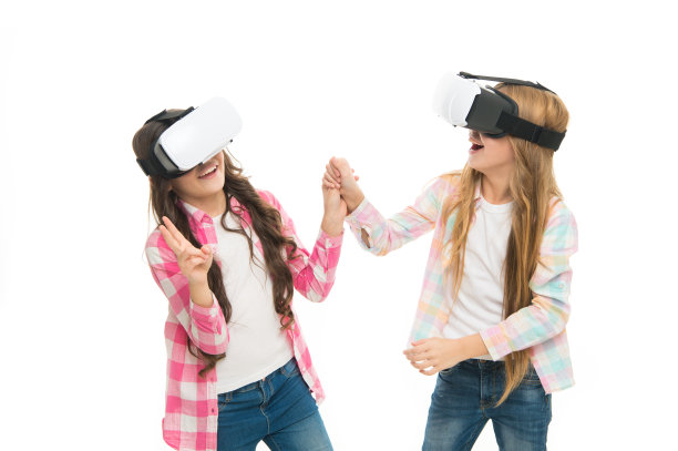 游戏和乐趣。玩网络游戏和学习。现代教育。替代教育技术。虚拟教育。孩子们戴着hmd探索虚拟或增强现实。女孩与网络现实互动图片下载