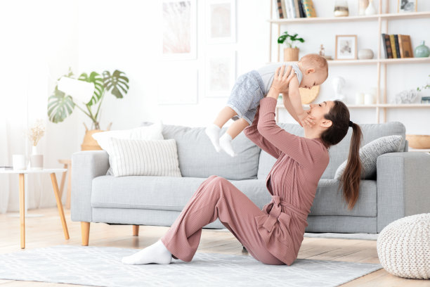 无条件的爱。快乐的年轻妈妈享受时间和蹒跚学步的儿子在家图片下载