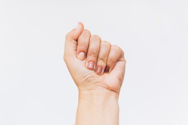 女性拳头抗议在白色的背景。女性手举起的指甲有不同的颜色，皮肤和种族的多样性。女性权利的概念。阻止种族主义图片下载