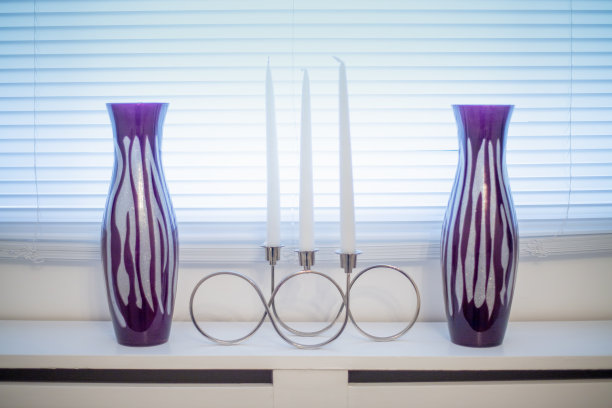 白色抽屉上有两个紫色花瓶和烛台图片下载