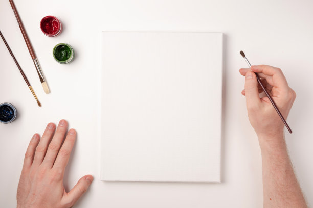 水粉，笔刷，白色画布上的白色背景。在白色帆布上手绘。副本的空间。前视图。平的。图片下载