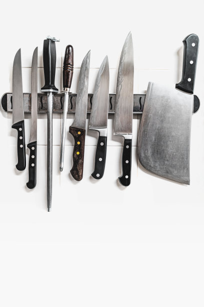 放在磁铁上的菜刀。副本的空间。图片下载