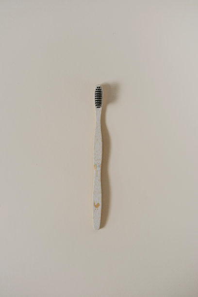 木质牙刷米色背景图片下载