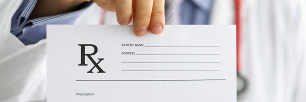 男医师手持处方单给病人图片下载
