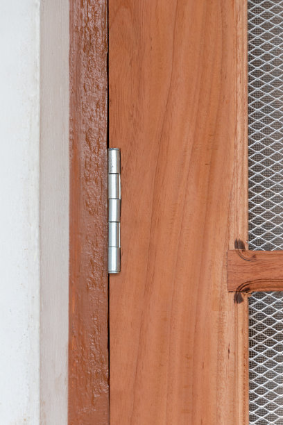 钢质门合页装在木门上，近距离观看图片下载