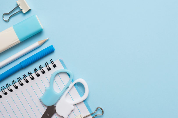 粉彩蓝色文具在蓝色背景与复制空间图片下载